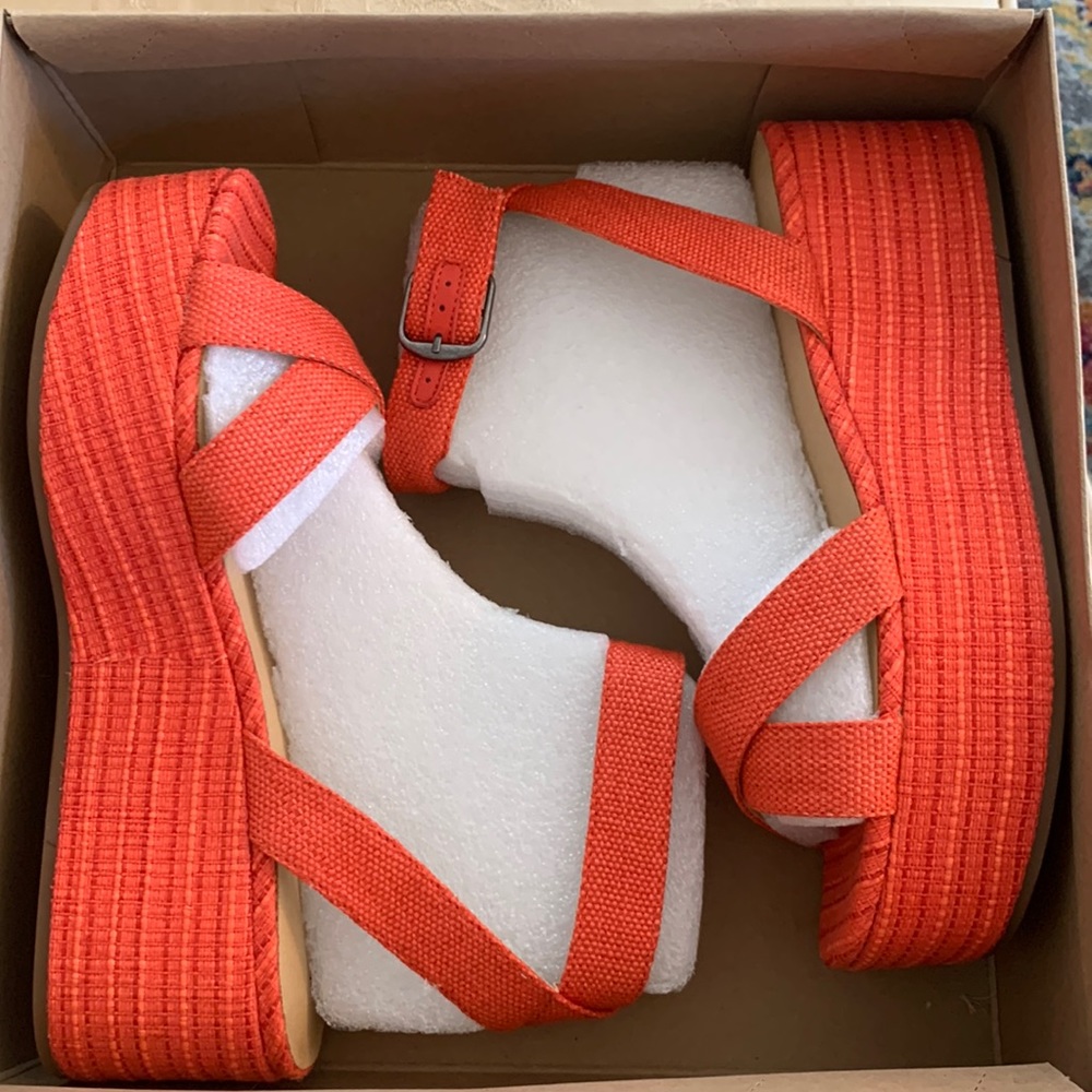 Lucky Brand NEW IN BOX beautiful orangish platform Sandals